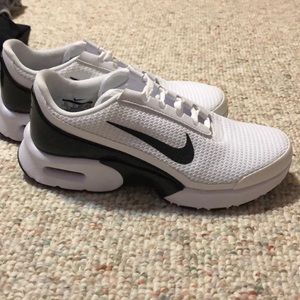 White nike tennis shoes